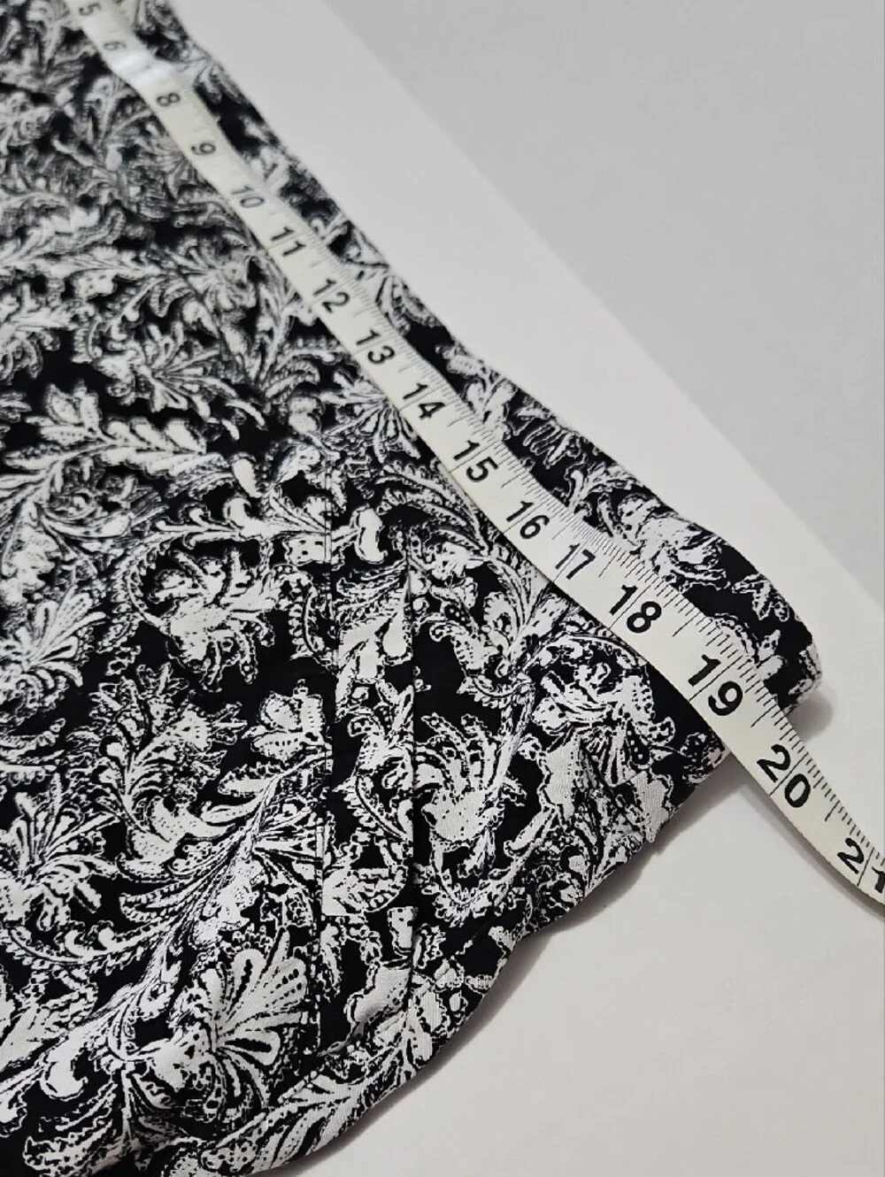 Kim Rogers Curvy Black and White Floral Print Capris Size 18W